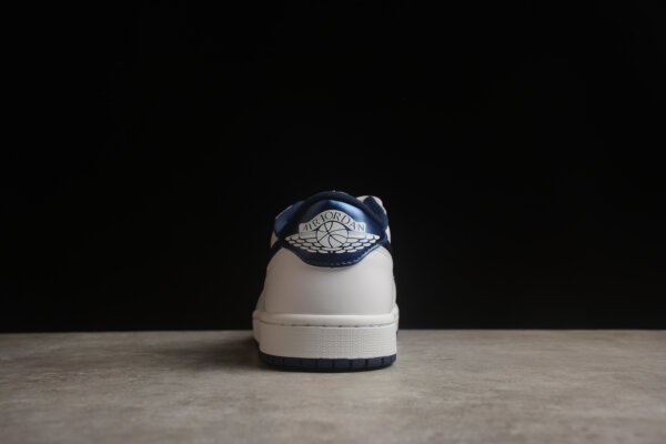 Nike Air Jordan low Metalic - Image 2