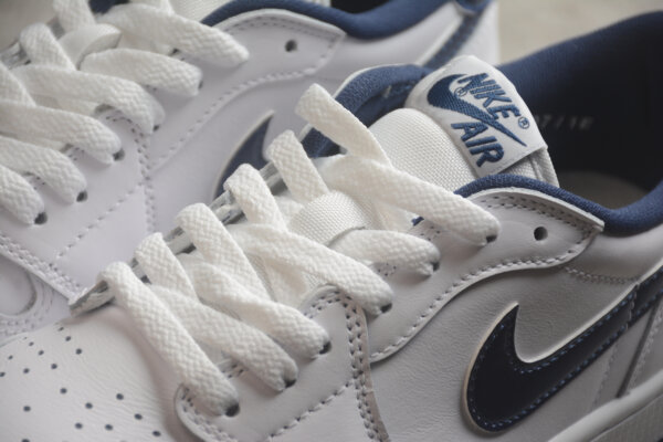 Nike Air Jordan low Metalic - Image 4