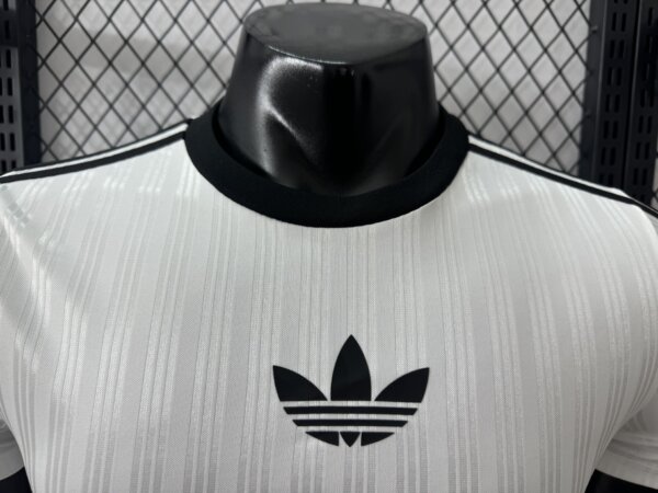 Camiseta casual Adidas blanca - Image 5