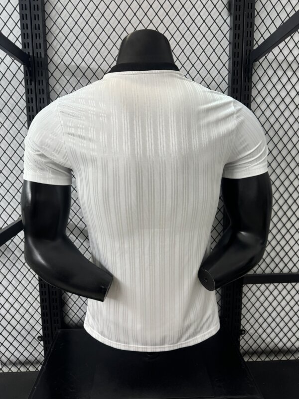 Camiseta casual Adidas blanca - Image 4