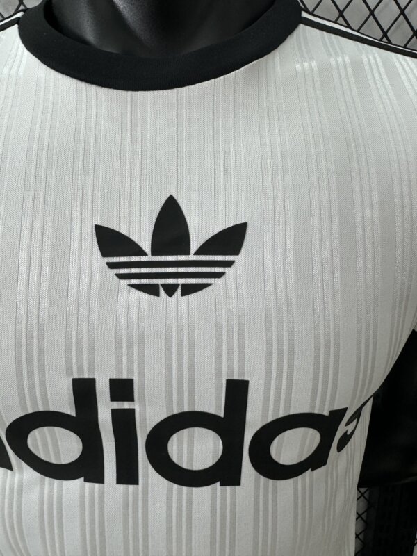 Camiseta casual Adidas blanca - Image 3