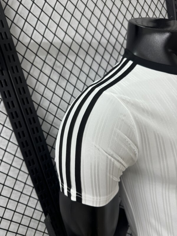Camiseta casual Adidas blanca - Image 2