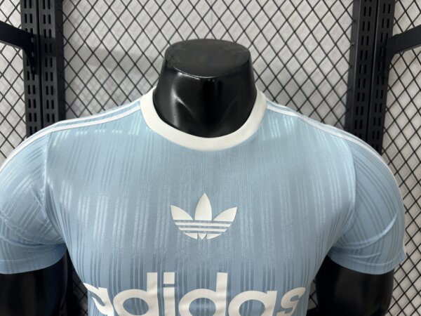 Camiseta casual Adidas celeste - Image 4