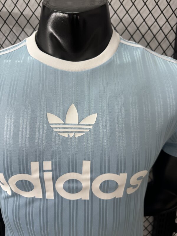 Camiseta casual Adidas celeste - Image 3