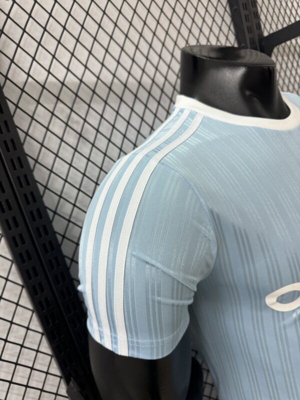 Camiseta casual Adidas celeste - Image 2