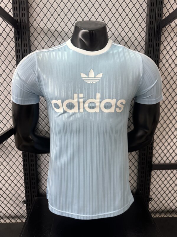 Camiseta casual Adidas celeste