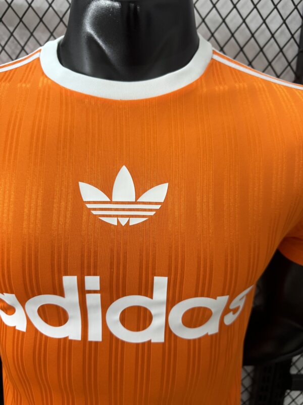 Camiseta casual Adidas naranja - Image 4