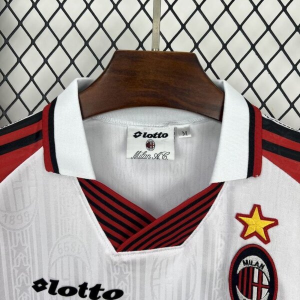 Camiseta Retro Milan 2007 alternativa - Image 3