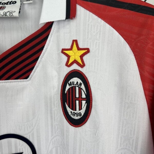 Camiseta Retro Milan 2007 alternativa - Image 5